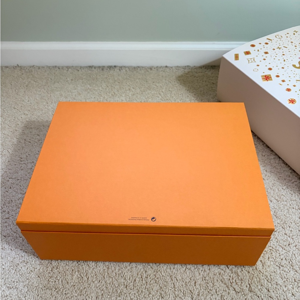 Louis Vuitton Iconic Orange Box with Festive Box Wrap - Picture 6 of 10